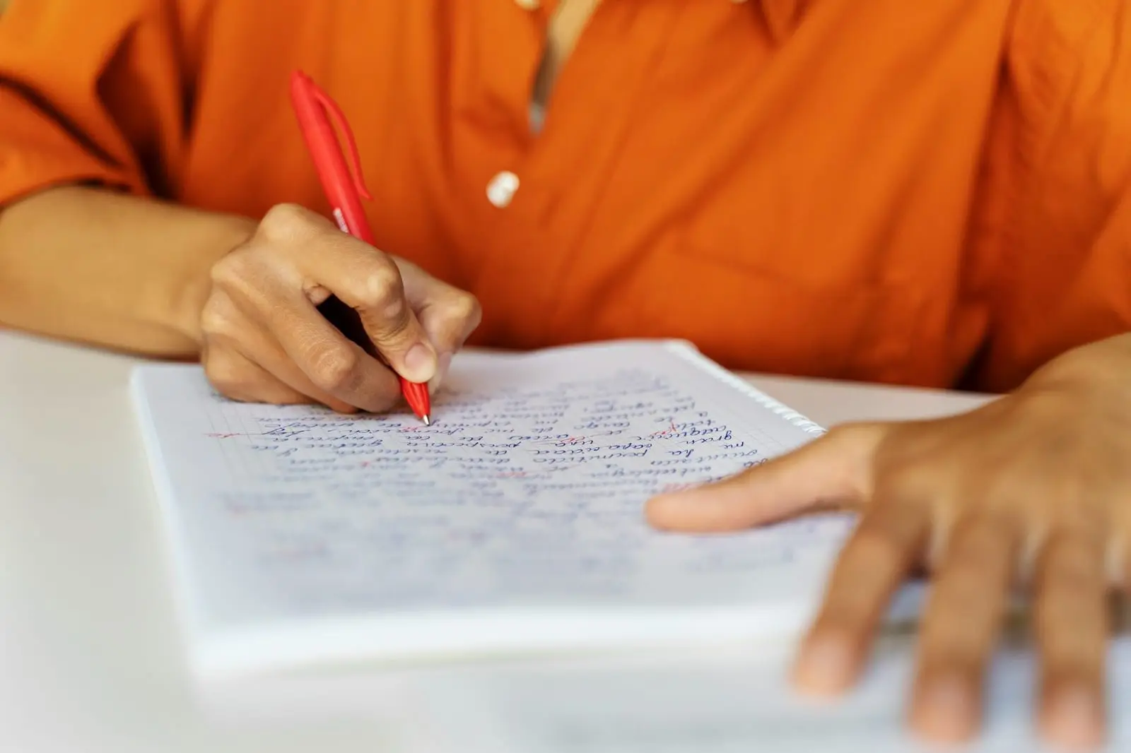 Estudante analisando um texto com marca-texto durante o estudo de Linguagens
