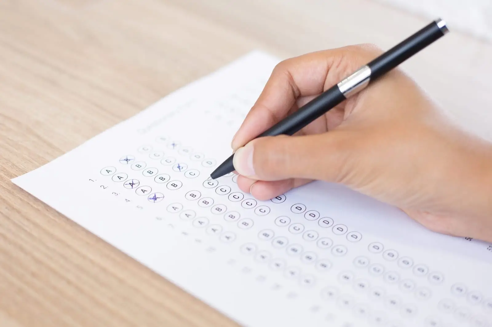 Estudante organizando um cronograma de estudos com material das quatro áreas do ENEM