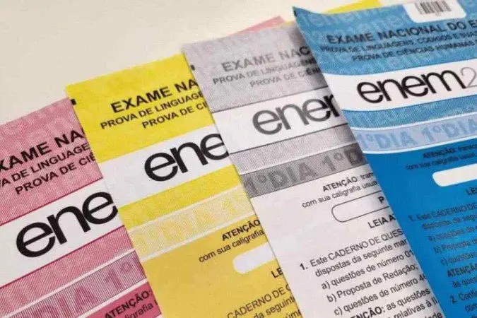 Gráficos e tabelas em uma prova impressa sendo analisados por um estudante