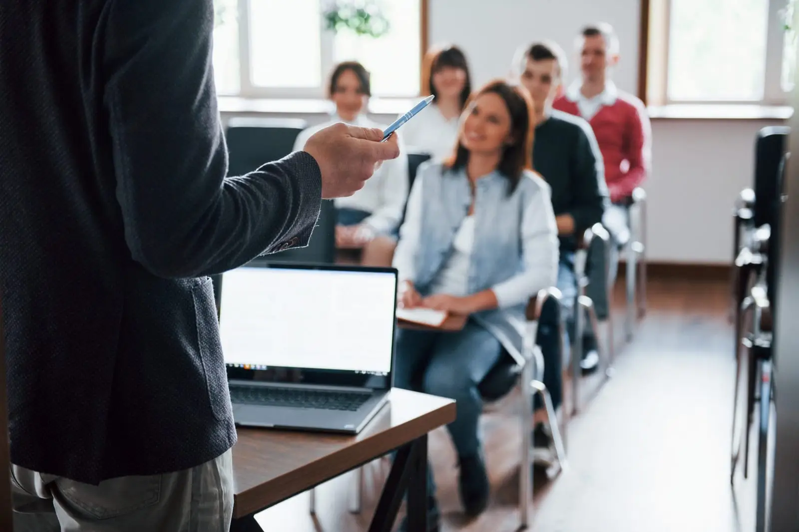 Turma de cursinho pré-vestibular assistindo aula em sala de aula